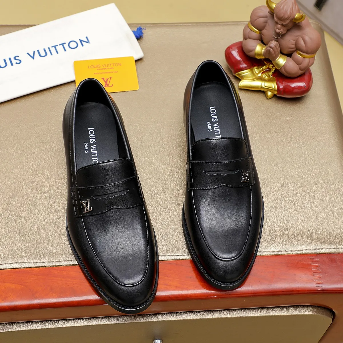Men's Men's Shoes 💰420 💰[Louis Vuitton] LV high-end business formal leather shoes! ! Luxurious and elegant style, equal emphasis on practicality and style, professional focus on details and quality, counter original 1⃣️: 1⃣️ super accurate reproduction👍🏻! Material: The upper is made of imported original soft 🐂cowhide ➕imported first-layer sheepskin lining. Original anti-slip and wear-resistant outsole! Code number: 39--45, (38.46 custom-made) Large quantities in stock!